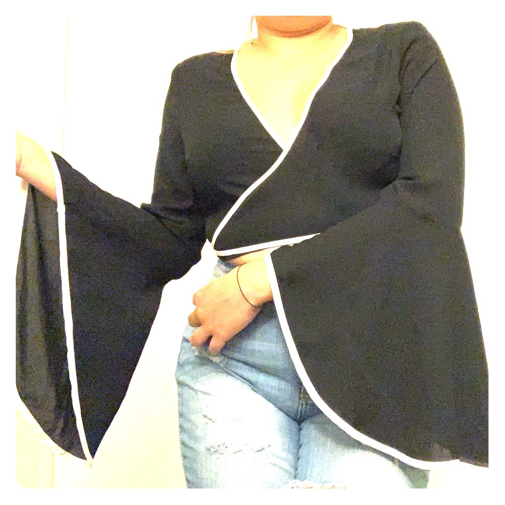 Bell sleeve convertible tie top.